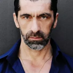 厄達爾·約德 飾演 Hotel Employee