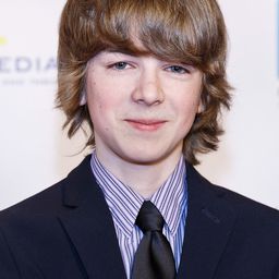 Ryan Grantham 飾演 Young Sean