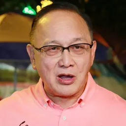 曹查理 飾演 Charlie