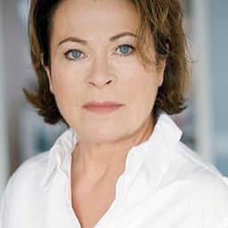 Rita Russek 飾演 Annas Mutter