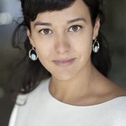 Pauline Caupenne 飾演 La nourrice