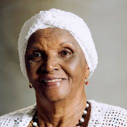 Chica Xavier 飾演 Mãe de Santo