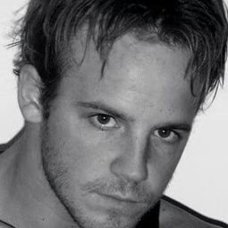 Adam C. Edwards - 機密真相演員 飾演Father on Plane