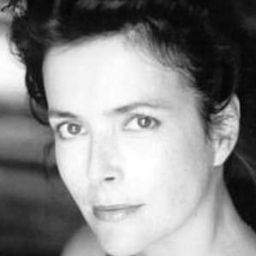 Catherine Aymerie 飾演 Hélène Dubois