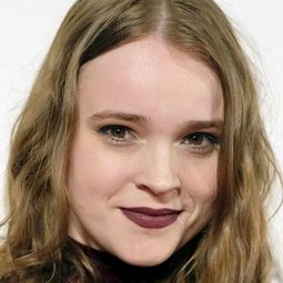 Nadia Alexander 飾演 Leah