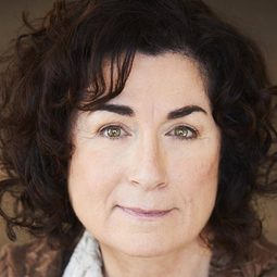 Diane D'Aquila 飾演 Dr. Francine Caldwell