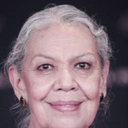 路易莎·伍爾塔斯 飾演 Pilar