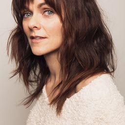 Courtney Cunningham 飾演 Robyn