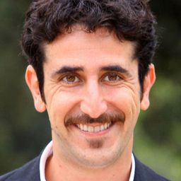 盧卡·安傑雷提 飾演 Roberto