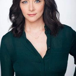 Anna Campbell 飾演 Anna