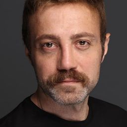 Ahmet Varlı 飾演 Chandler