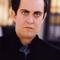 Whit Hertford 飾演 Oliver Hayes