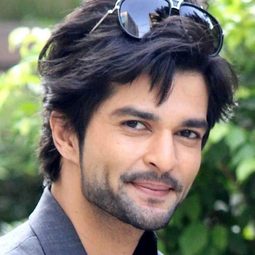 Raqesh Bapat 飾演 