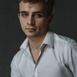 延傑伊·海克納 飾演 Kacper Surmiak