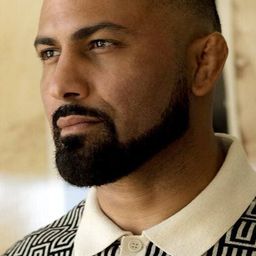 John R. Rivera 飾演 Rocky Romero