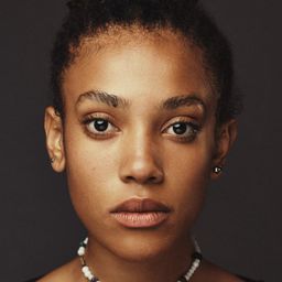 Malaika Berenth Mosendane 飾演 Receptionist