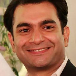 Sarmad Sultan Khoosat 飾演 Boss