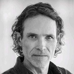 Greg Hatton 飾演 The Raker