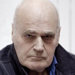 Olivier Hémon 飾演 Le Commandant