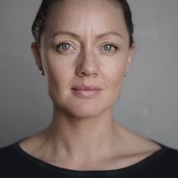 Miranda Nolan - 黑暗騎士：黎明昇起演員 飾演Maid #2