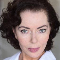 芭芭拉·史科拉羅 - 昔日英雄演員 飾演Actress (uncredited)