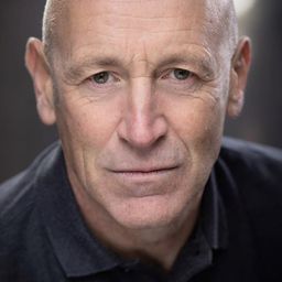 Russell Barnett 飾演 George