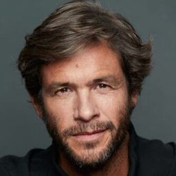 Iván Hermés 飾演 Marcos