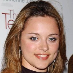 Zoë Tapper 飾演 Gwendolyn