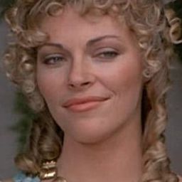 Leigh Hamilton 飾演 Sally Tennant