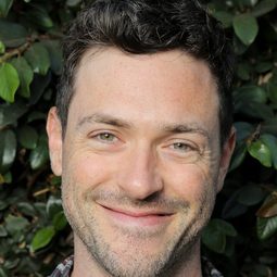 Brendan Hines 飾演 Dr. Steve