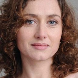 Agathe Dronne 飾演 Céline