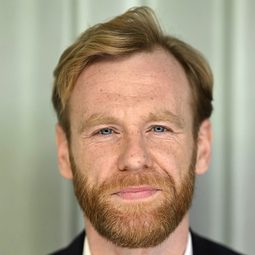 Brian Gleeson 飾演 Dr. Robert Hardy