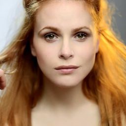 Lorenza Veronica 飾演 Nurse