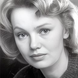 Elena Popova 飾演 Molly Ralston