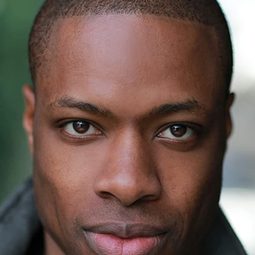 Osi Okerafor 飾演 Loftus