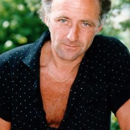 Freddie Boardley 飾演 William