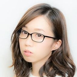 矢作紗友里 飾演 Maho Hiyajou