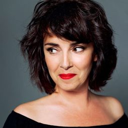 Stéphanie Pareja - 哨兵行動演員 飾演Hotel bar manager