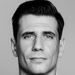 Alban Ukaj 飾演 Betim