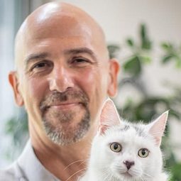 Dr. Bruce Kornriech - 喵星人的奇思妙想演員 飾演Self - Cat Physiologist