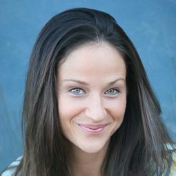 Kelly Vint Castro 飾演 Christina