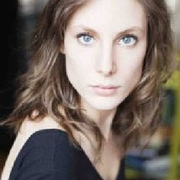 Andrea Whitburn 飾演 Photographer