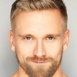 Adam Perry 飾演 Bookstore Attendee