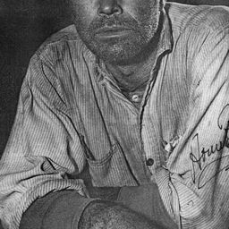 House Peters Jr. 飾演 Steve - Border Inspection Officer