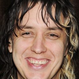 Julian Casablancas 飾演 Self - The Strokes (voice) (archive sound)