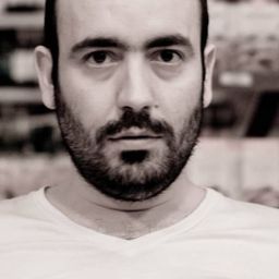 Lalo Rotaveria 飾演 Isnardi