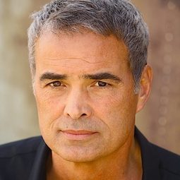 Mark Brandon 飾演 Developer #1