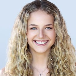 Indi Star 飾演 Young Vista