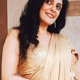 Meenal Kapoor 飾演 Tulika's Mother