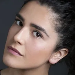 Clara Chacón 飾演 Marina